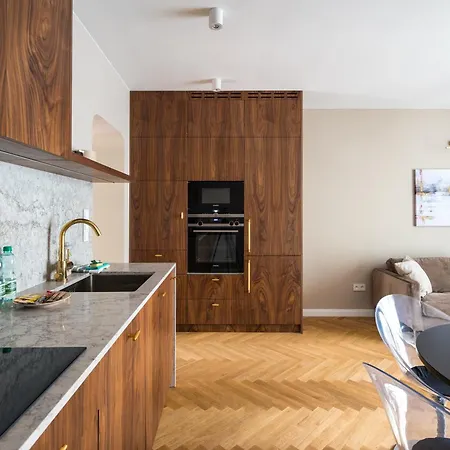 Saska Kepa Deluxe By Bookinghost *