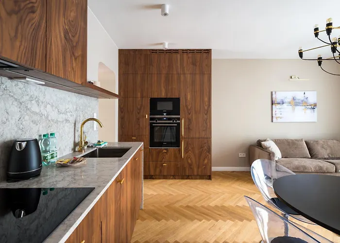 Saska Kepa Deluxe By Bookinghost *